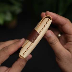 Non. Portefeuille pour cartes tout-en-un 101, fabriqué à la main en cuir de vachette brun et en cuir végétal naturel avec doublure en PU - Product Image 4