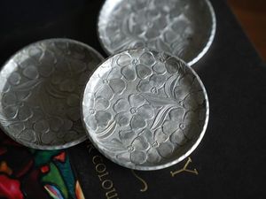Sous-verres élégants en aluminium avec surface métallique brossée et design antidérapant pour un placement sûr et élégant de la table - Product Image 3