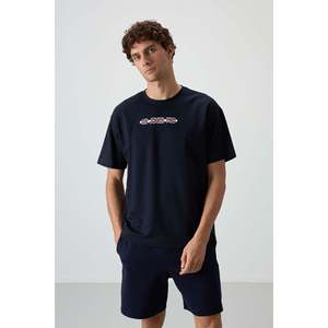 เสื้อยืดโอเวอร์ไซส์สีน้ำเงินกรมท่าสำหรับผู้ชาย Air Jones ผิวสัมผัสหนาพิเศษพร้อมลายพิมพ์ ผลิตจากผ้าฝ้ายผสม 80% สไตล์ลำลอง - Product Image 1