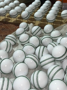 Pelotas de Cricket Hechas a Mano con Revestimiento Impermeable, Tamaños para Hombres, Mujeres y Jóvenes - Product Image 2