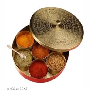 Récipient organisateur d'épices en laiton doré de qualité supérieure avec gravure décorative ronde en métal Masala Dani pour la cuisine à domicile et les cadeaux - Product Image 5