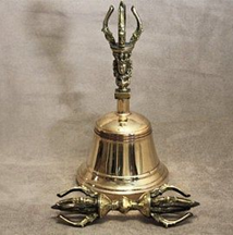 Campana de ritual budista en tono plateado con percutor de madera pulida y mango Dorje dorado de cinco puntas, a precios de mayorista. - Product Image 4