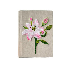 LABON Carnet brodé à la main de fleurs de lys rose Journal personnalisé en tissu couverture rigide A5 A6 Carnet personnalisé de fleurs de <span class=keywords><strong>naissance</strong></span> - Product Image 1
