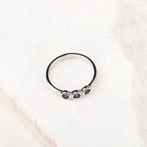 Anillo hecho a mano de Plata de Ley 925 de la mejor calidad al por mayor para mujer zafiro azul cortado tres piedras preciosas para boda - Product Image 3