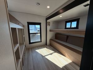 Caravane Mini 4x4 Moderne Économique pour 4 Personnes, Remorque de Camping Tout-Terrain en Fibre de Verre avec Douche et Toilettes, Aventure en Plein Air, Camping-car de Luxe - Product Image 5