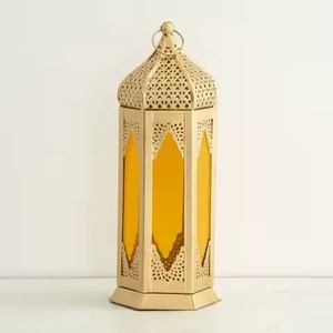 Farol de Ramadán de metal premium con diseño islámico clásico para mejorar el ambiente del mes sagrado en el hogar - Product Image 5