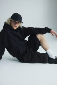 Pantalones cortos de mezclilla ajustados sueltos negros personalizados Venta al por mayor a precio barato Hasta la rodilla con patrón sólido multibolsillo Teñido liso - Product Image 3