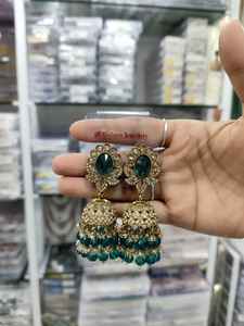 Ensembles de bijoux de boucles d'oreilles Jhumki plaquées ombre Ensemble de boucles d'oreilles en alliage de zinc léger pour un mariage traditionnel à la mode et élégant - Product Image 2