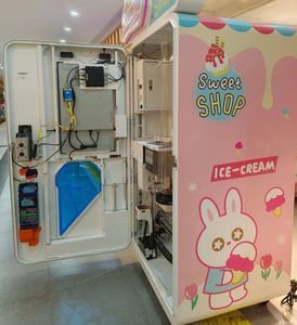 La máquina expendedora de helados refrigerados para oficina al aire libre al por mayor con sabores surtidos acepta pagos con tarjeta de crédito y código QR - Product Image 4