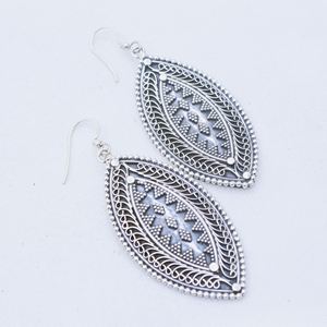 Vente en gros de boucles d'oreilles bohème en argent sterling 925 bijoux en forme de feuille antique de style traditionnel pour femmes - Product Image 2