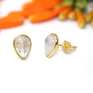 Pendientes de tuerca chapados en oro con piedras preciosas de piedra lunar natural hechos a mano al por mayor para India - Product Image 2