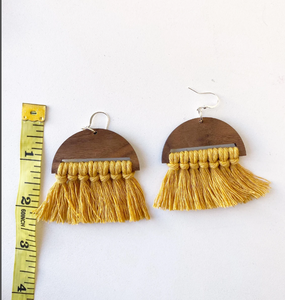 Pendientes de Flecos de Macramé Semicirculares Hechos a Mano con Borlas de Mostaza Mágica - Dorados - Largos - Product Image 1
