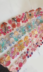 Fleurs sur mesure brodées de quatre façons de couleur dans des motifs floraux ethniques en 1.75 pouces de largeur pour les robes de dames et la revente. - Product Image 4
