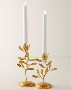 Bougeoir en fer artisanal exquis avec des motifs ornementaux finement détaillés et des paramètres d'ambiance élégants aux chandelles - Product Image 1