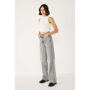 T-shirt à lacets à l'arrière avec détails en dentelle ornée de pierres sur le devant - Product Image 1