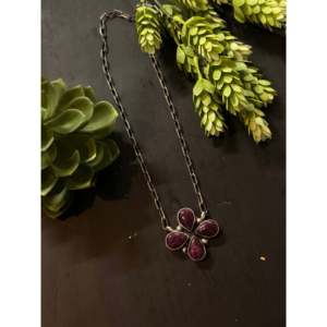 Collier Myra Bennaly en huître épineuse violette et argent sterling avec grappe de fleurs, idéal pour un cadeau - Product Image 2