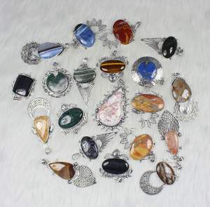 สร้อยคอเครื่องประดับเงินพร้อมจี้อัญมณีทรงหลังเบี้ยผสมอย่างงดงาม - Product Image 2