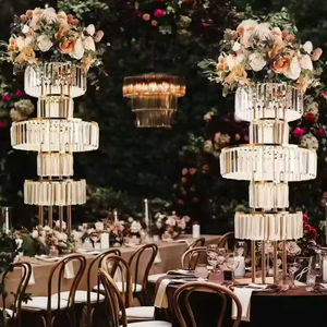 Grande décoration de table suspendue en métal doré et cristal, centre de table moderne pour mariage avec support à fleurs et bougeoirs - Product Image 1