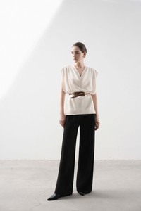 Ensemble de bureau 2 pièces pour femme, style coréen minimaliste, haut à col en V avec ceinture et pantalon large, 2025 OEM ODM fabriqué au Vietnam - Product Image 2
