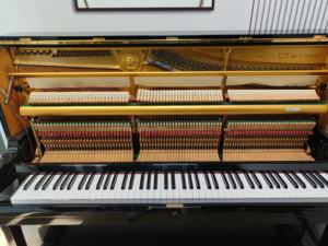 Piano droit Yamaha 88 touches lestées, style classique, caisse acoustique en bois, à poser au sol - Product Image 3