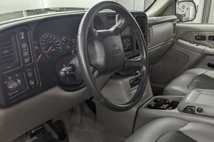 รถ GMC Sierra 2500HD S L T Crew Cab 4x4 ปี 2002 สภาพดี ใช้งานมาแล้ว  เครื่องยนต์ดีเซลเทอร์โบ V8 ขนาด 6.6 ลิตร ขับเคลื่อน 4 ล้อ เบาะหนัง  หน้าจอสัมผัส - Product Image 2
