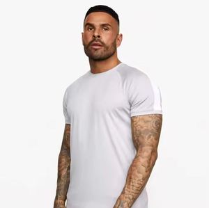 T-shirt coupe ajustée en polyester gris clair 100% pour homme Ensemble short à séchage rapide et col rond Twinset pour l'été T-shirts en poly de haute qualité - Product Image 5
