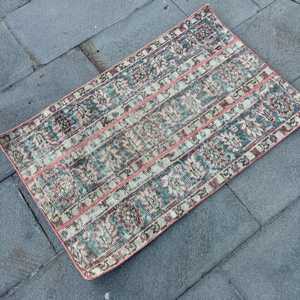 Alfombra Turca Vintage Pequeña de 1.8x3 pies, Azul y Roja a Cuadros, de Lana con Parches y Base de Látex - Product Image 2