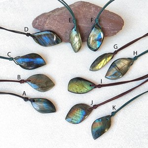 Collier à breloques en cristal de labradorite fait à la main Cordon en cuir vert Bijoux de pierres précieuses pour la protection et le style - Product Image 3