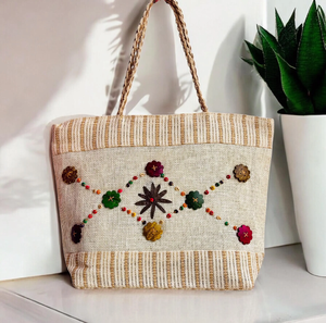 Colorido Bolso Tote de yute con un patrón floral y de abalorios bordado único, disponible a precios de mayorista. - Product Image 1