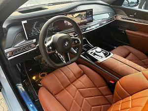 BMW Série 7 740i Exclusive Sedan Luxe 3.0T Moteur Turbo Propulsion Arrière Intérieur Sombre Modèle 2023 d'occasion en stock 735Li - Product Image 4