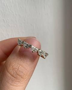 Alliance de Moissanite en demi-lune de style antique 1.25 ct en or jaune massif 14 carats 2.5mm anneau droit à empiler bande assortie - Product Image 1