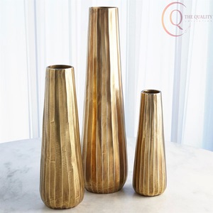 Vase de table en métal fait main de luxe avec un design contemporain, léger et robuste, pour la maison et la restauration - Product Image 4