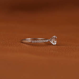 Anillo de compromiso chapado en oro macizo de 18 quilates de lujo clásico, ajuste pavimentado de diamantes cultivados en laboratorio, acento de estilo moderno para mujeres con certificación IGI - Product Image 5