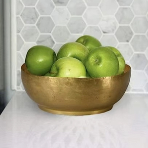 Bol de service en laiton magnifiquement conçu avec une riche teinte dorée adapté à la présentation au buffet et aux repas festifs - Product Image 1