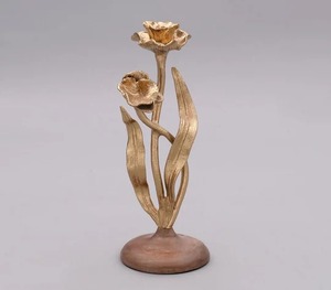 Bougeoir en aluminium doré Artisan avec verre ouragan parfait pour ajouter un charme élégant, confortable et décoratif - Product Image 2