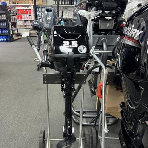 Motor fueraborda industrial de 4 tiempos Merccurry 2.5HP con mango de timón - Product Image 1