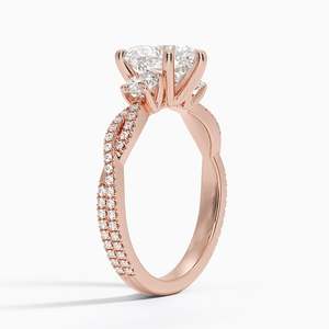 Anillo de Diamantes con Corte Corazón, Diseño de Tres Piedras en Oro Trenzado, Piedras Laterales Redondas, Joyería de Lujo para Compromiso, Regalos para Novias - Product Image 4