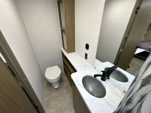 Caravane d'occasion 2024 F-o-r-e-s-t R-i-v-e-r Wildwood Fsx 164R-B-L-E à vendre pour le camping et les voyages - Product Image 2