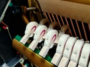 เปียโนยามาฮ่า UX1 สีดำ คุณภาพเสียงสูงสำหรับการแสดงระดับมืออาชีพ เสียงที่ไพเราะ เหมาะสำหรับการศึกษาดนตรี 88 คีย์ - Product Image 6