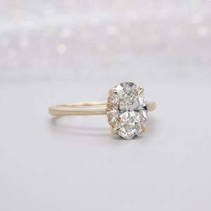Anillo de Compromiso Ovalado con Halo Oculto y Diamante Solitario de Oro Amarillo Cultivado en Laboratorio, Colección de Anillos de Diamantes - Product Image 2