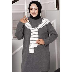 Costume deux pièces rayé en tricot avec écharpe gris - Product Image 3