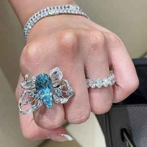 Belle bague papillon moderne avec aigue-marine taillée en poire 9ct et zircon blanc Design élégant de bijoux fins - Product Image 4