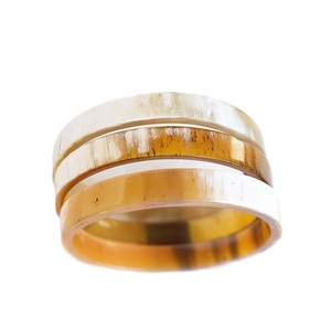 Bracelet en corne de buffle écologique avec surface polie lisse Bracelet en corne de boeuf traditionnel avec motif tribal sculpté à la main - Product Image 1