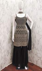 Ensemble Sharara indo-occidental de luxe pour occasions spéciales avec Kurti brodé lourd, palazzo à jambes larges, drapé élégant - Product Image 6