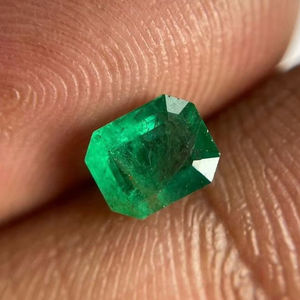 Esmeralda zambiana natural facetada con corte octogonal. - Product Image 1