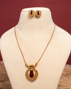 Ensemble de bijoux plaqué or "Maharani Look" conçu par un temple traditionnel du sud de l'Inde à vendre par les exportateurs - Product Image 2