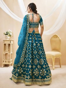 Lehenga Azul de Seda Artística con Bordado de Lentejuelas y Zari y Dupatta de Malla Suave, Estilo Bollywood para Fiestas y Celebraciones Reales - Product Image 4