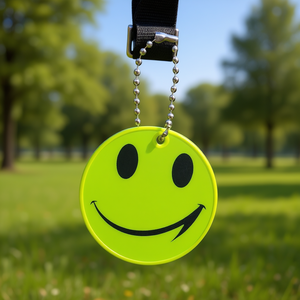 Pendentif souriant personnalisé en PVC OTIS, porte-clés et mousquetons promotionnels personnalisables - Product Image 3