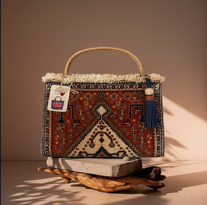 Sac fourre-tout unique de style tapis ethnique avec franges et pompons. Disponible à prix de gros. - Product Image 1