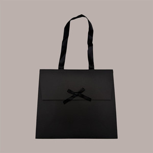 Ensemble de 10 sacs cadeaux en papier noir avec ruban en satin et fermeture velcro 24+11x21 cm - Product Image 1